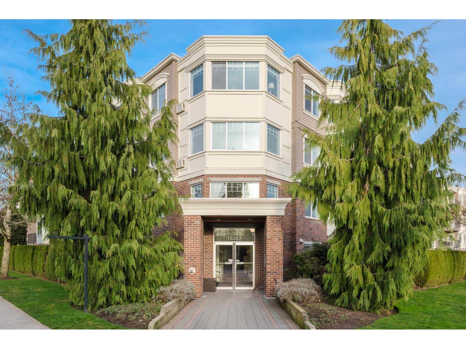 206 15357 ROPER AVENUE — White Rock, British Columbia - Photo 2 of 33