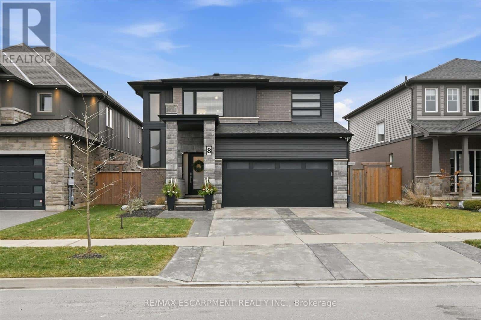 8 MYRTLE STREET — Pelham (Fonthill), Ontario - Photo 3 of 50