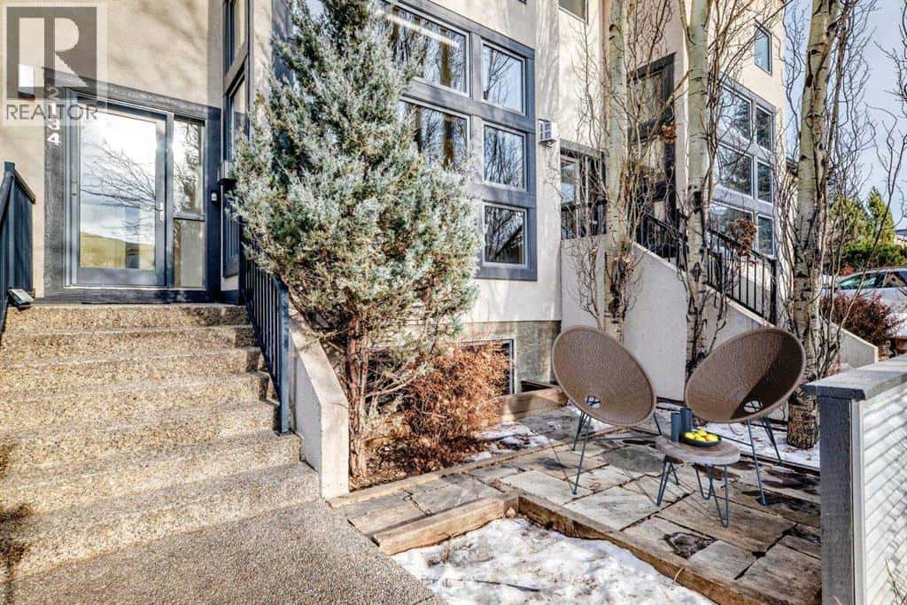 2134 30 Avenue SW — Calgary, Alberta - Photo 2 of 50