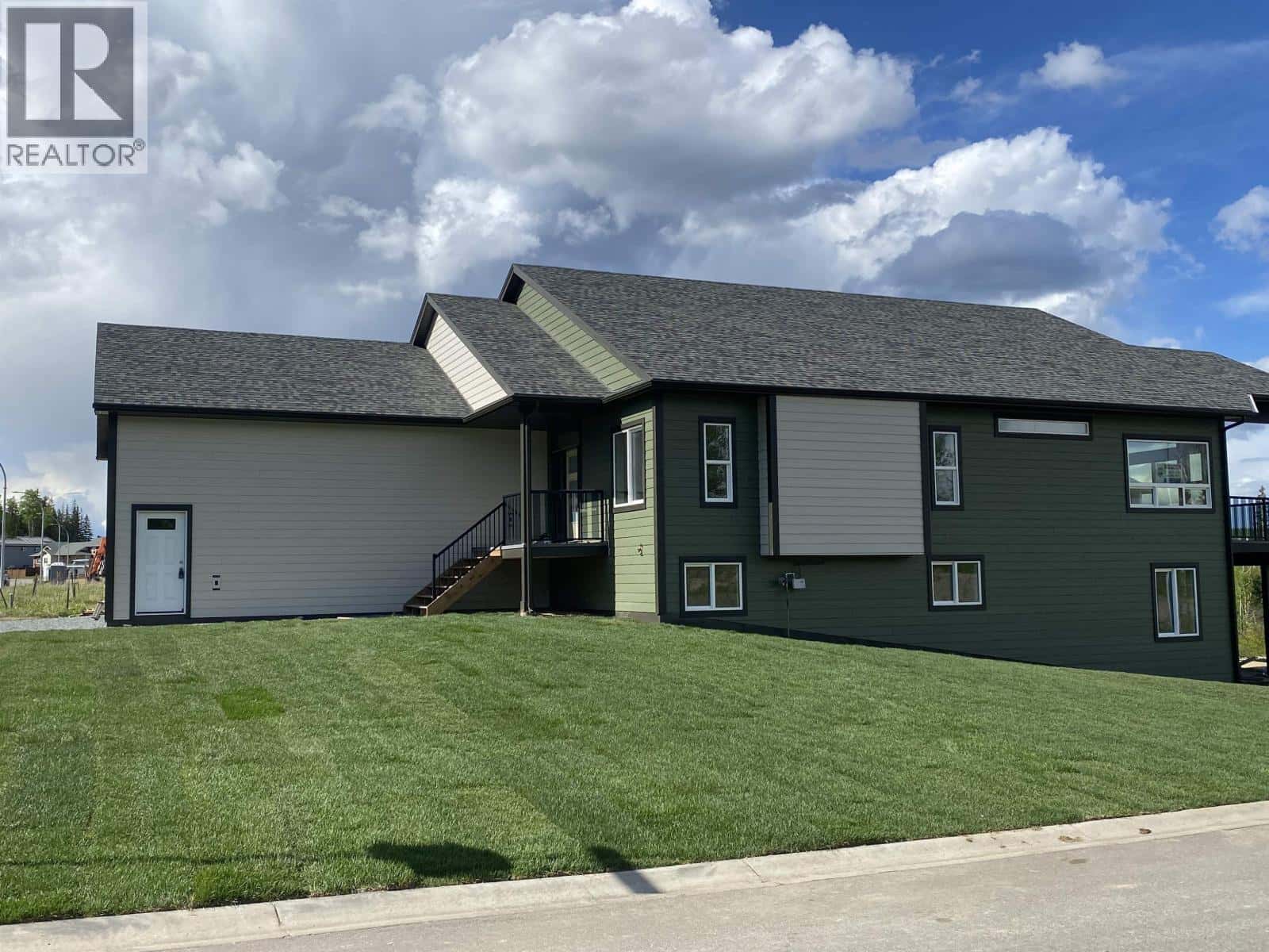 7428 FOXRIDGE AVENUE — Prince George, British Columbia - Photo 3 of 38