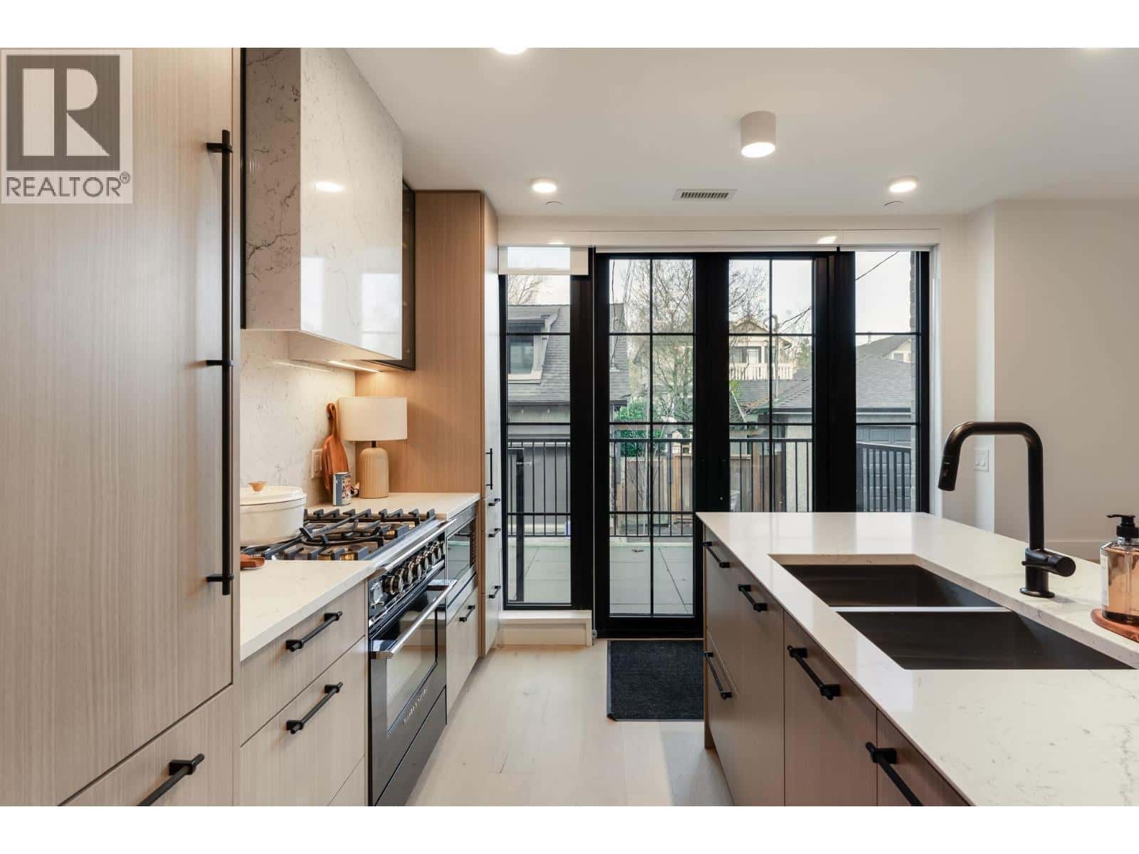 197 W KING EDWARD AVE STREET — Vancouver, British Columbia - Photo 3 of 37