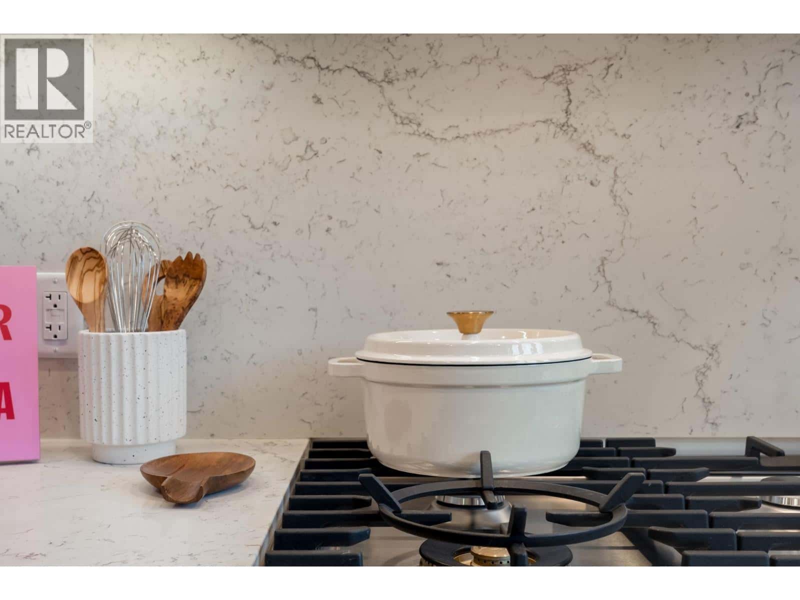 197 W KING EDWARD AVE STREET — Vancouver, British Columbia - Photo 4 of 37