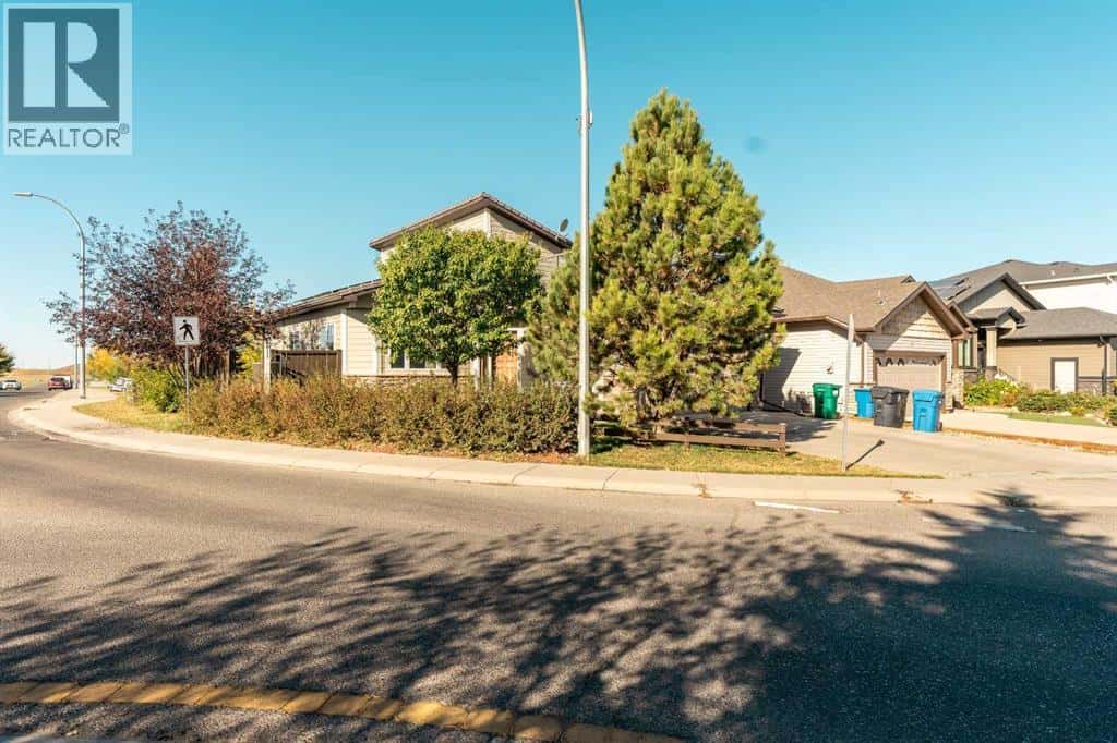 609 Sunridge Crescent W — Lethbridge, Alberta - Photo 2 of 50