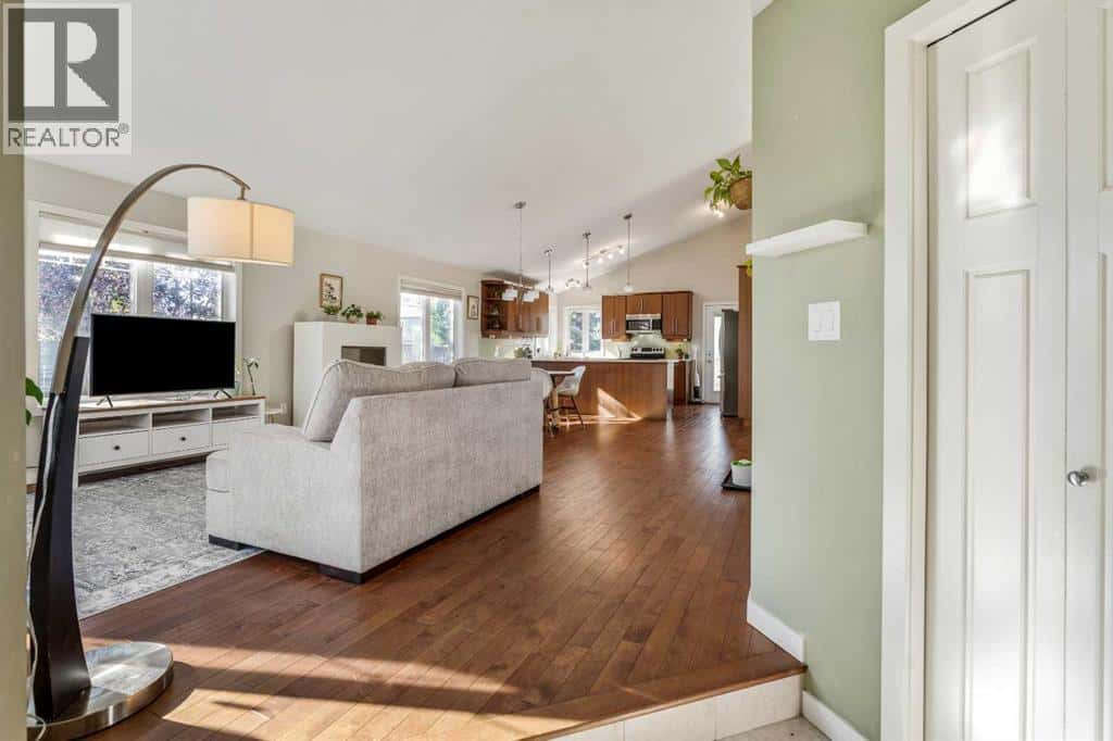 609 Sunridge Crescent W — Lethbridge, Alberta - Photo 5 of 50