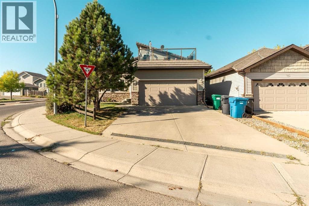 609 Sunridge Crescent W — Lethbridge, Alberta - Main photo