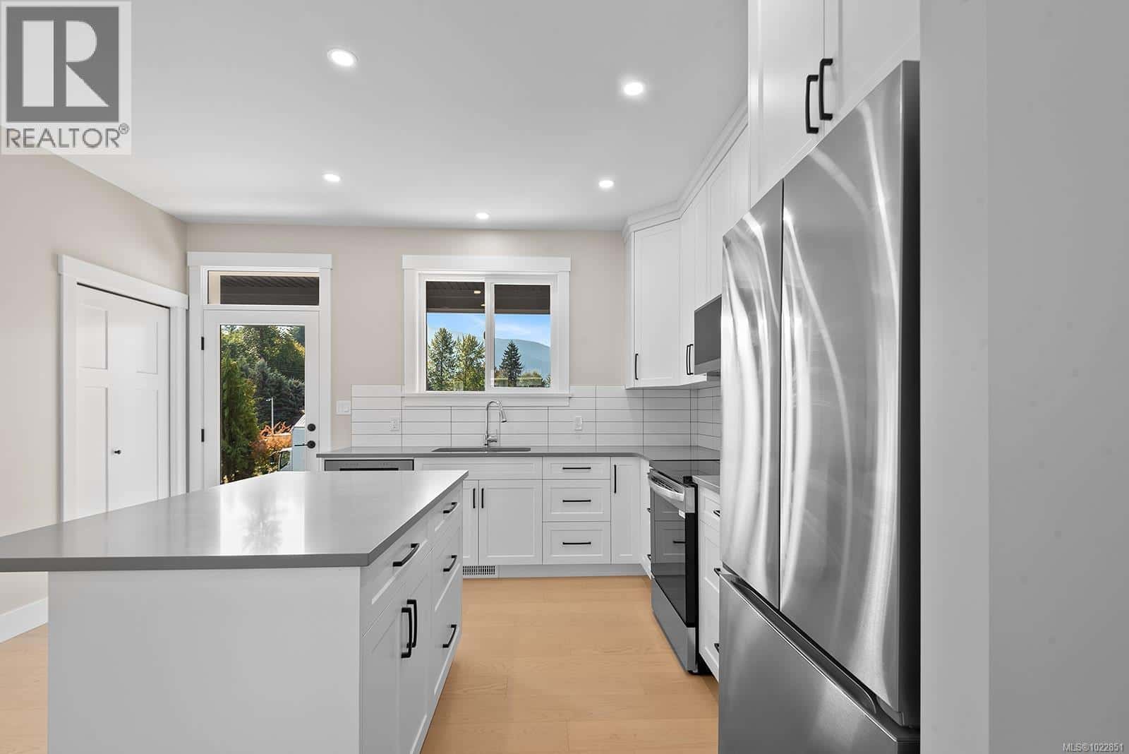 212 Oak Lane — Lake Cowichan, British Columbia - Photo 4 of 18