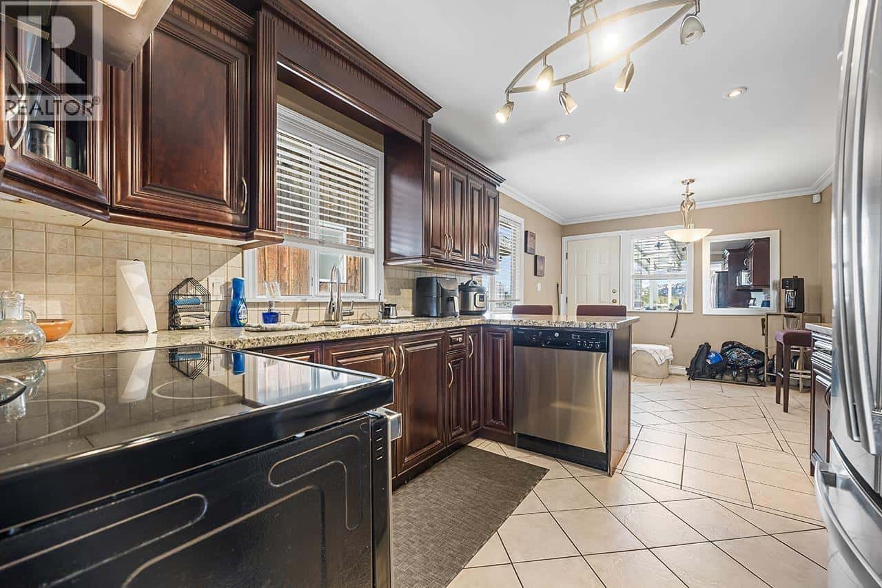 5453 NORFOLK STREET — Burnaby, British Columbia - Photo 4 of 24