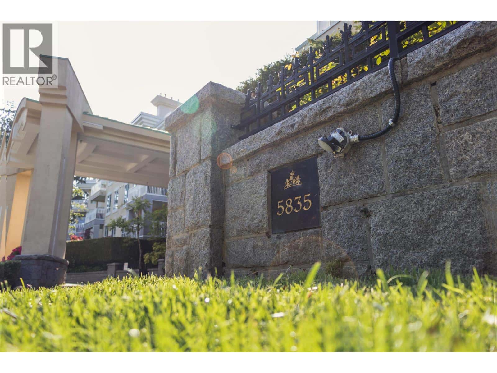 427 5835 HAMPTON PLACE — Vancouver, British Columbia - Photo 3 of 17