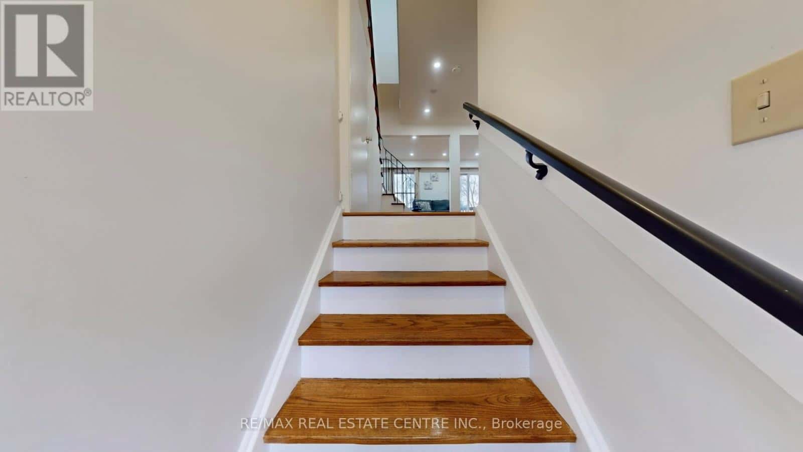 355 ONTARIO STREET N — Milton (DP Dorset Park), Ontario - Photo 3 of 40