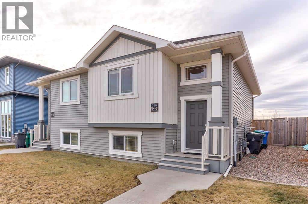 316 Coalbanks Boulevard W — Lethbridge, Alberta - Photo 2 of 38