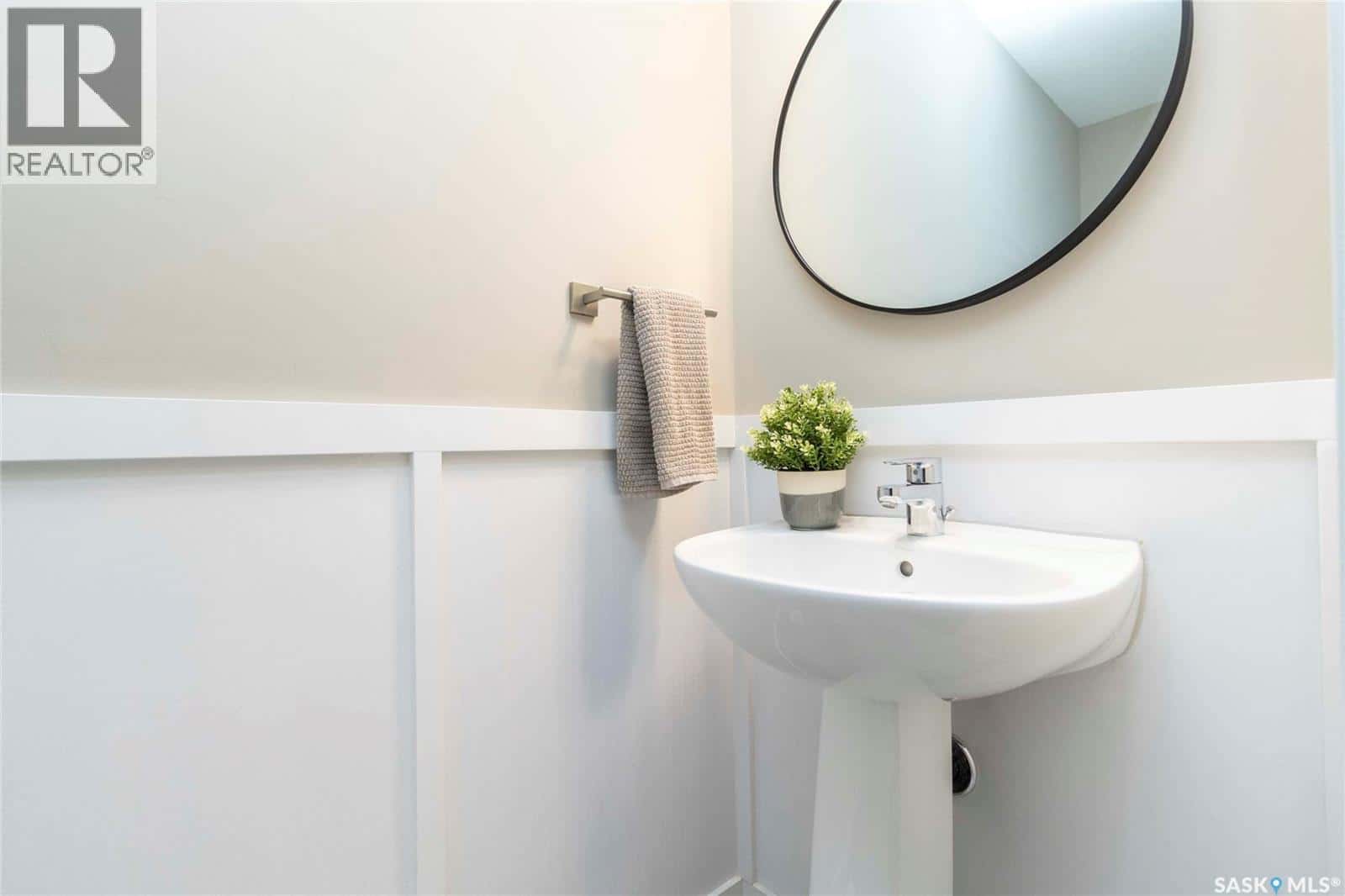 142 Stilling MEWS — Saskatoon, Saskatchewan - Photo 4 of 48