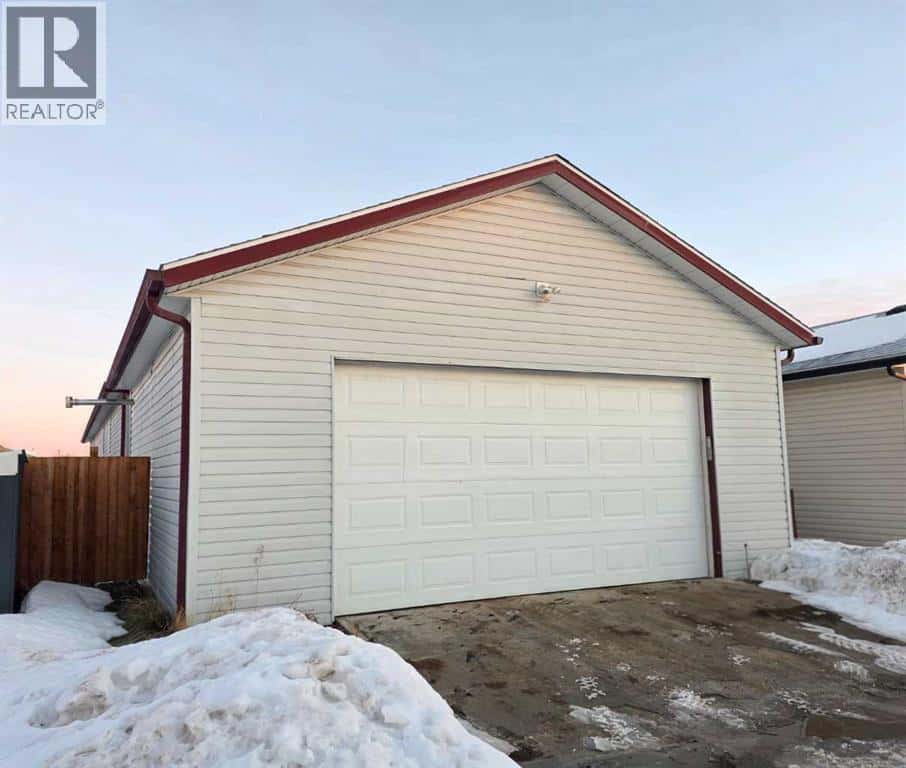 9003 87 Avenue — Grande Prairie, Alberta - Photo 2 of 13