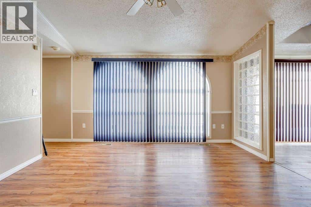 172 Clausen Crescent — Fort McMurray, Alberta - Photo 4 of 27