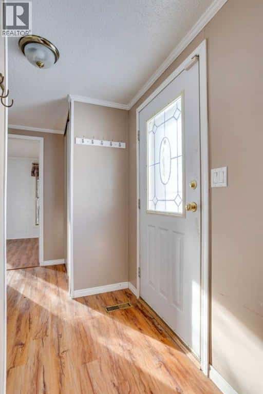 172 Clausen Crescent — Fort McMurray, Alberta - Photo 2 of 27