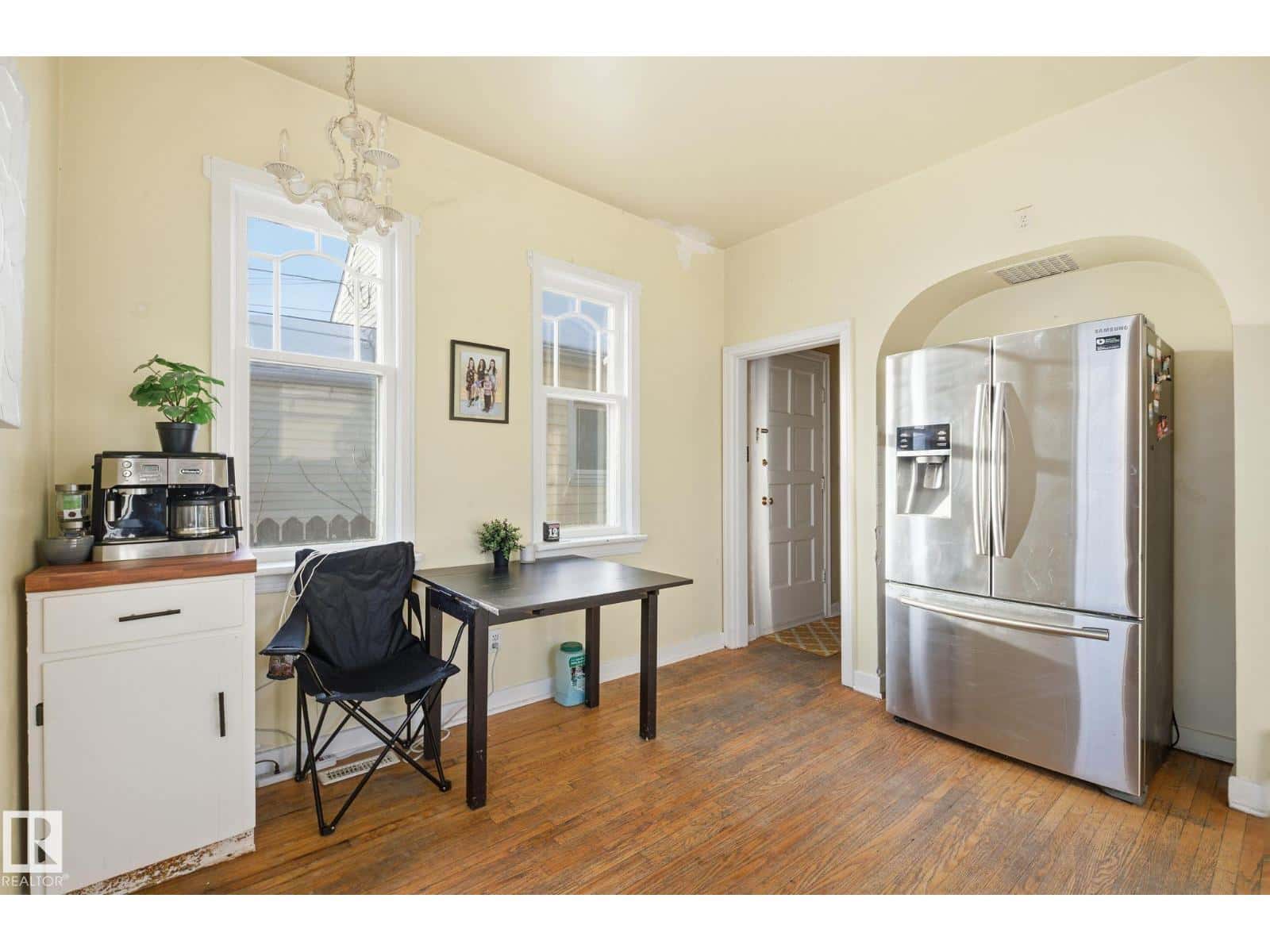 11515 101 ST NW — Edmonton, Alberta - Photo 4 of 42