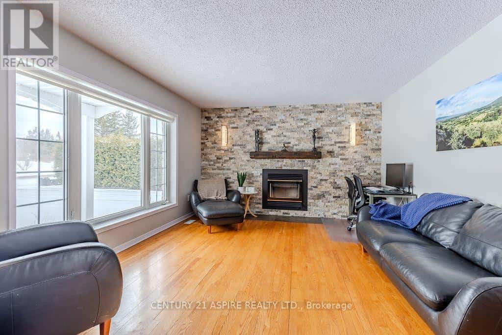 103 STONEYFIELD ROAD — Laurentian Valley, Ontario - Photo 4 of 40