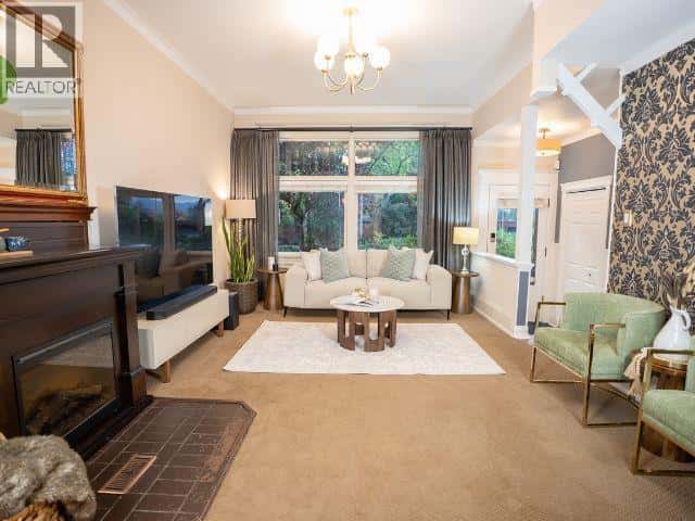 124 SIXTH AVENUE — New Westminster, British Columbia - Photo 3 of 39