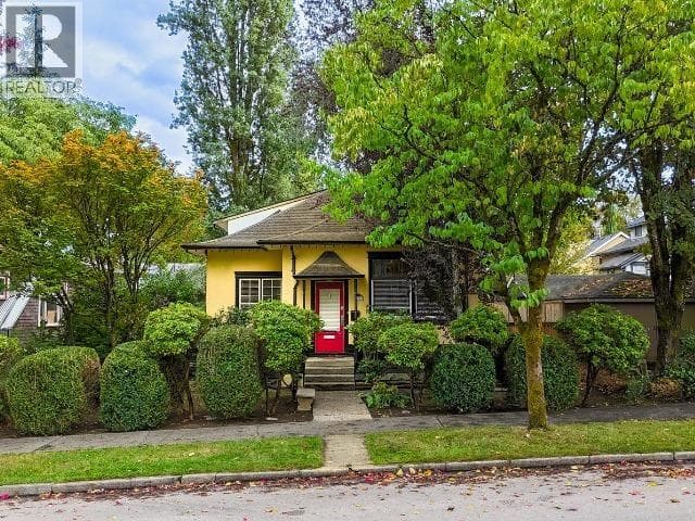 124 SIXTH AVENUE — New Westminster, British Columbia - Main photo