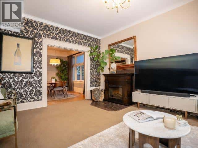 124 SIXTH AVENUE — New Westminster, British Columbia - Photo 5 of 39