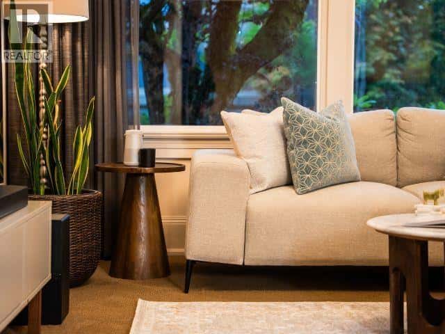 124 SIXTH AVENUE — New Westminster, British Columbia - Photo 4 of 39