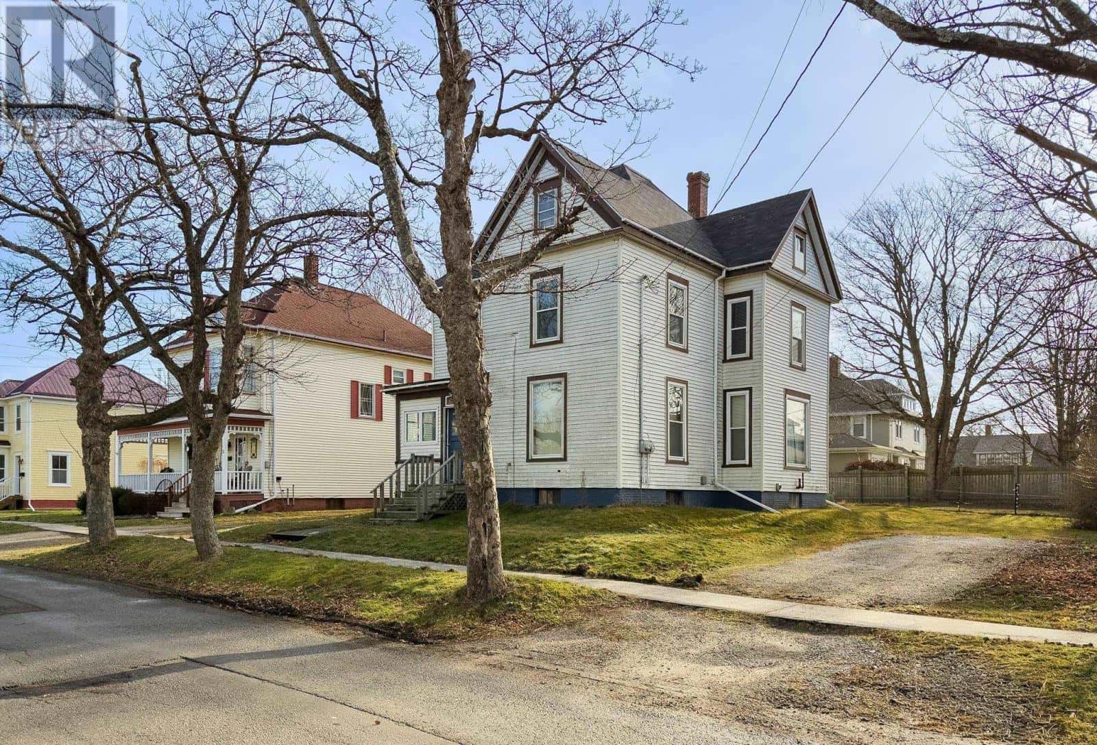 19 Porter Street — Yarmouth, Nova Scotia - Photo 3 of 22