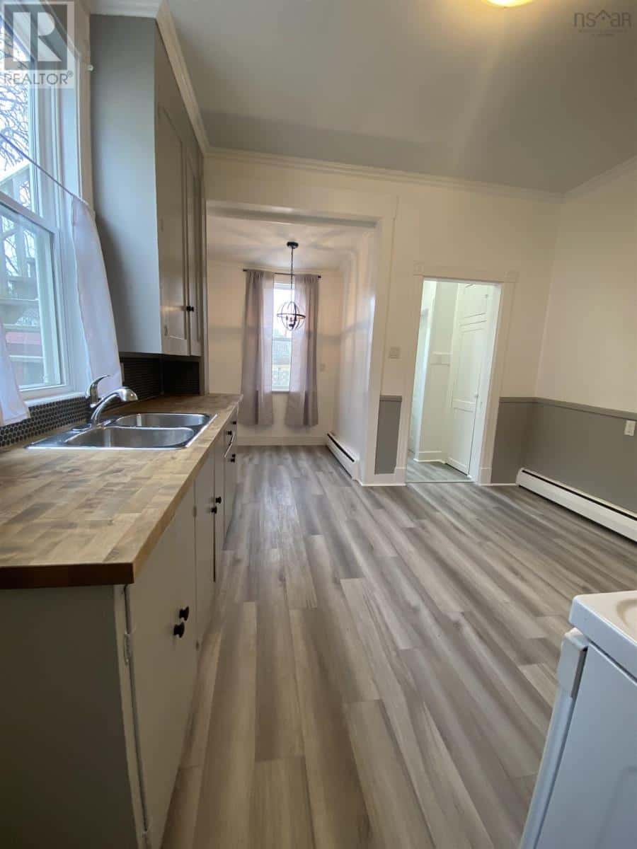 19 Porter Street — Yarmouth, Nova Scotia - Photo 4 of 22