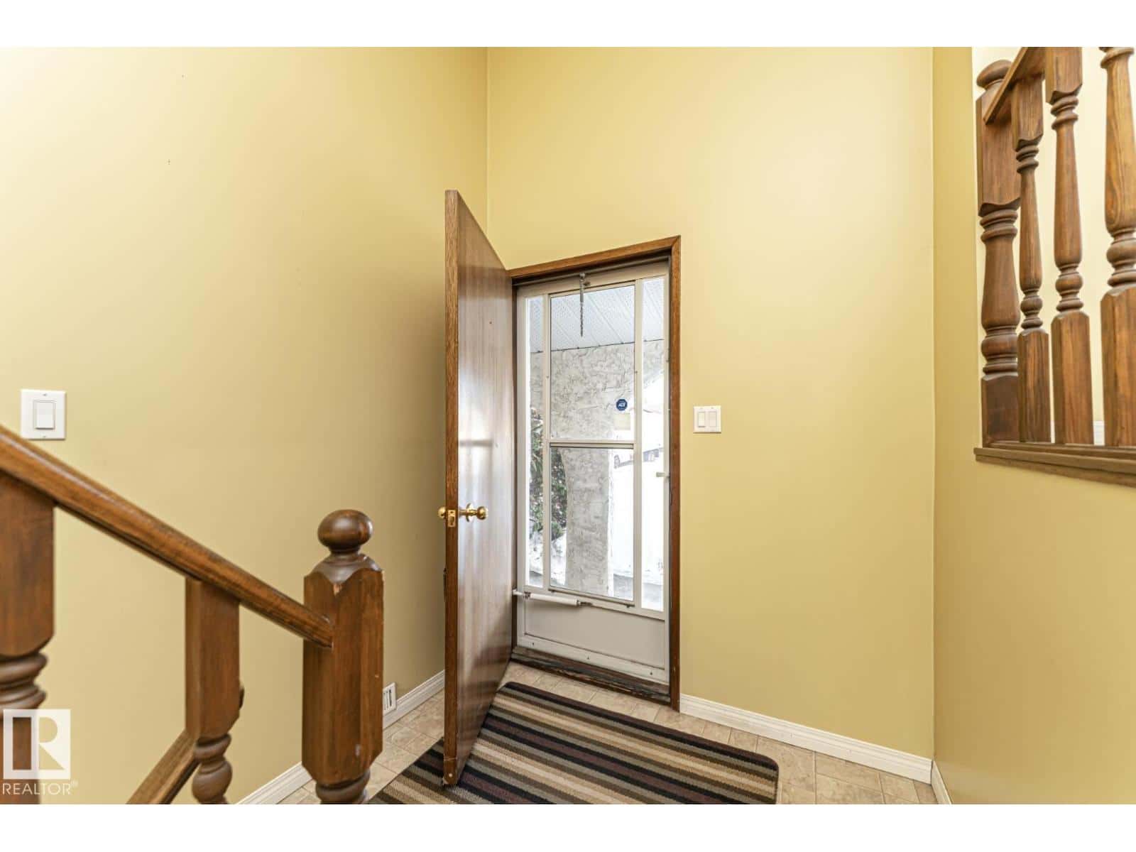 10207 165 AV NW — Edmonton, Alberta - Photo 2 of 53