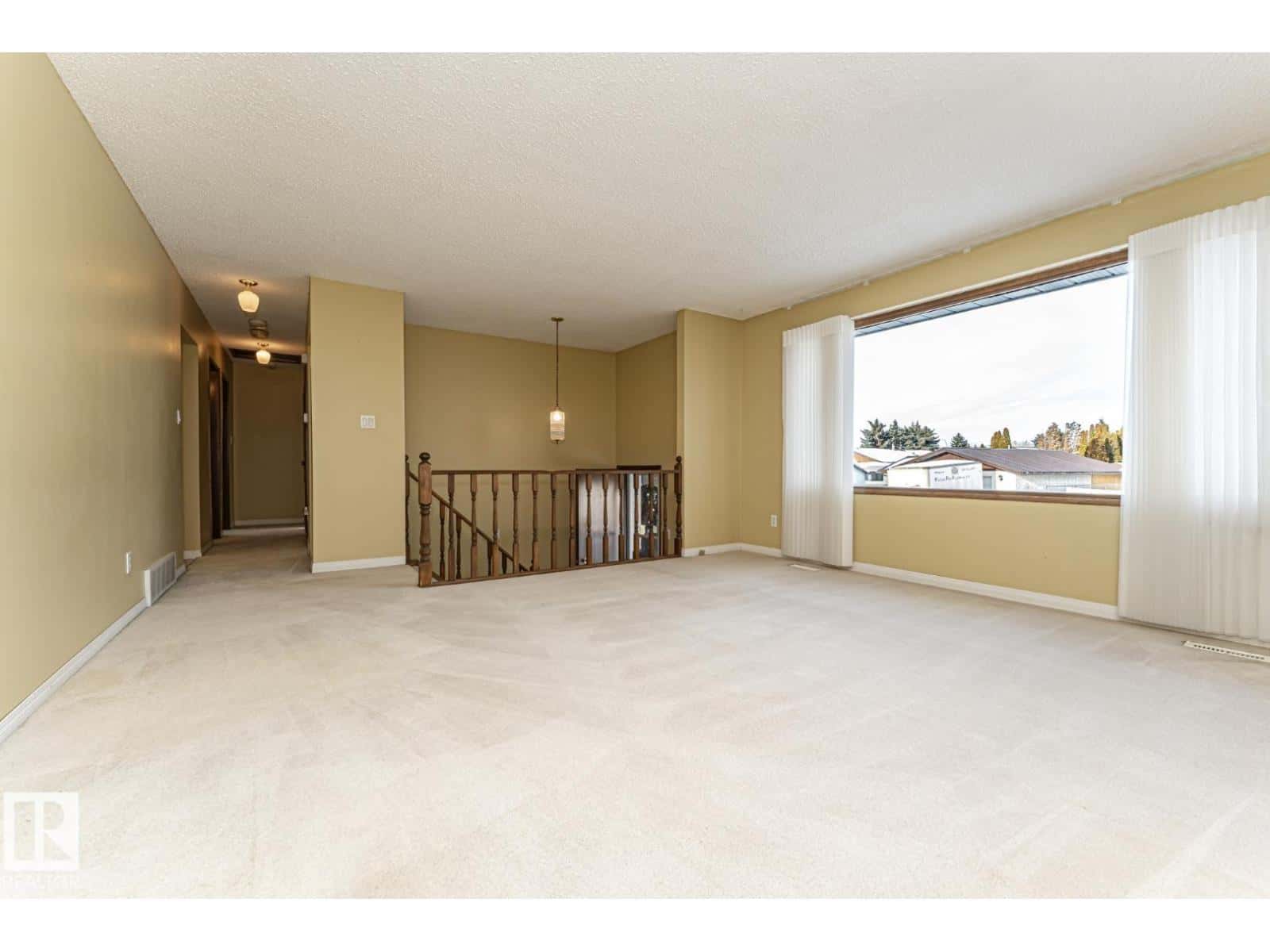 10207 165 AV NW — Edmonton, Alberta - Photo 5 of 53