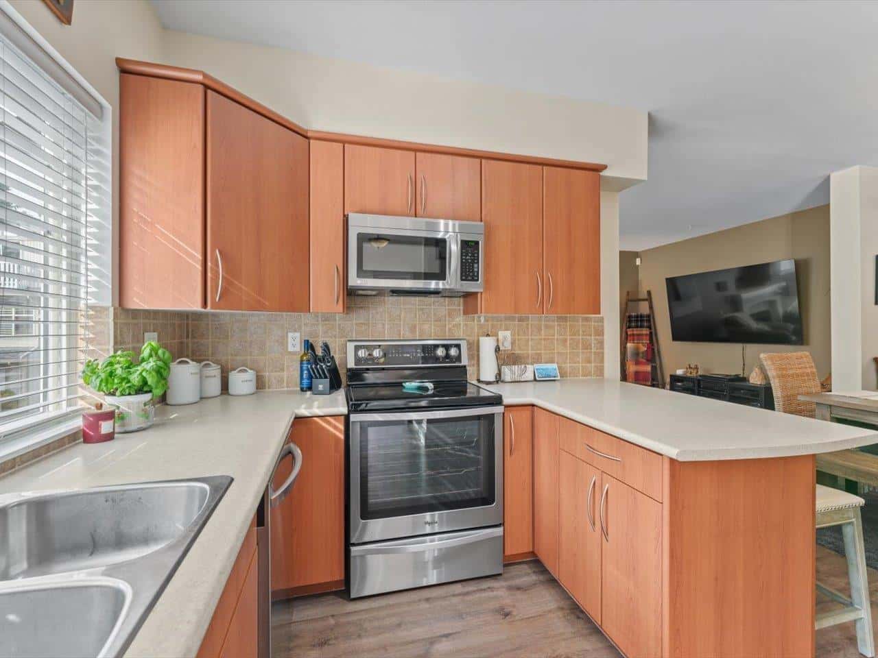 2 2733 PARKWAY DRIVE — Surrey, British Columbia - Photo 5 of 32