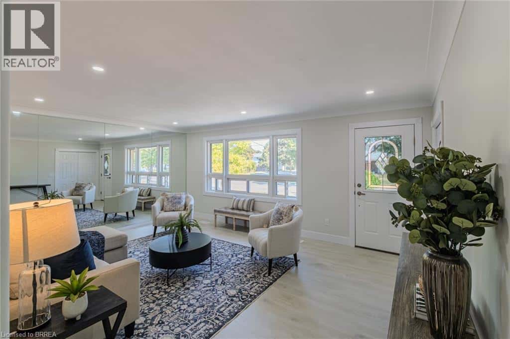 106 WOOD Street — Brantford, Ontario - Photo 2 of 36