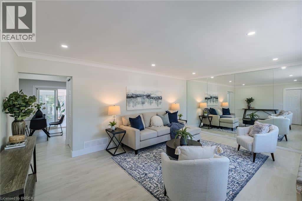 106 WOOD Street — Brantford, Ontario - Photo 3 of 36