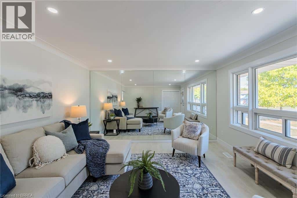 106 WOOD Street — Brantford, Ontario - Photo 4 of 36