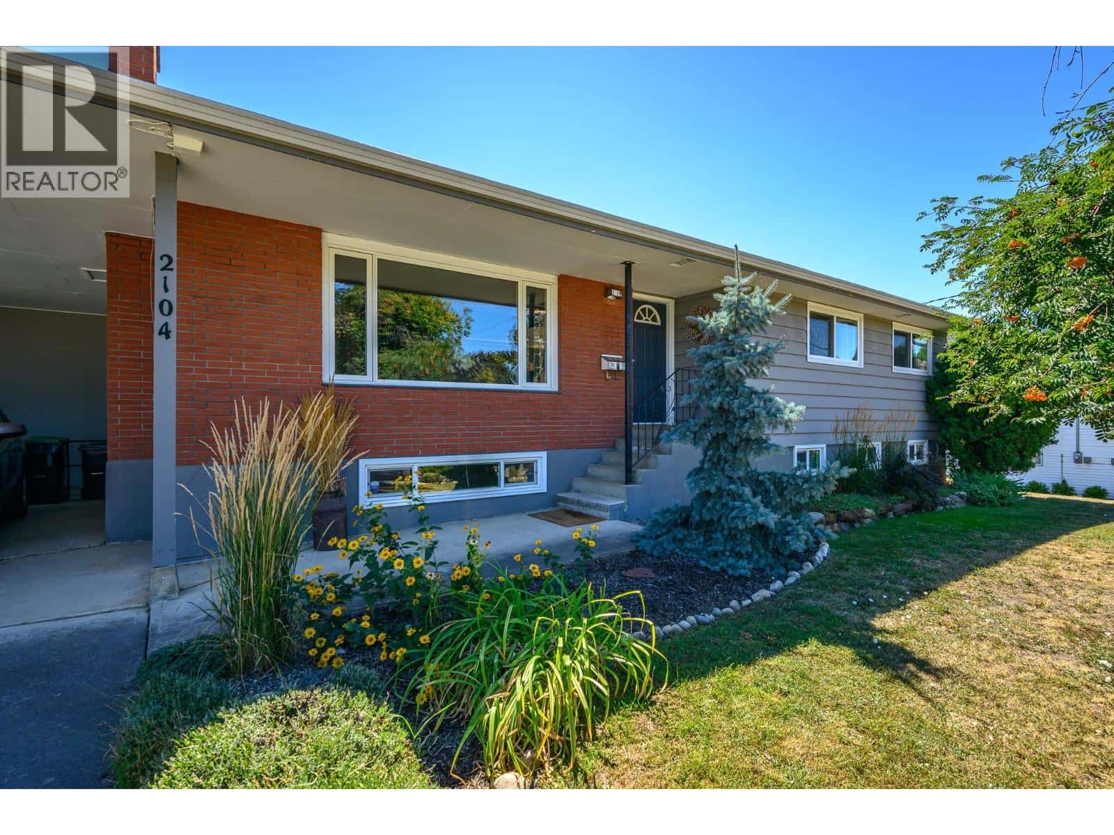 2104 25 Avenue — Vernon, British Columbia - Photo 2 of 36