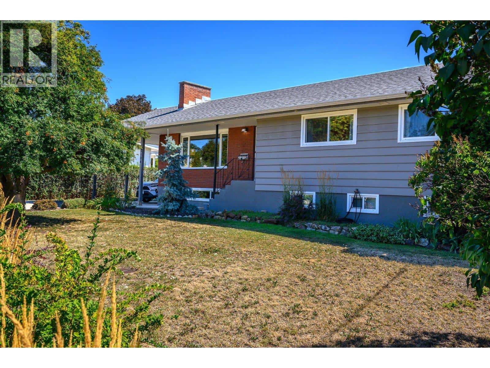 2104 25 Avenue — Vernon, British Columbia - Photo 3 of 36