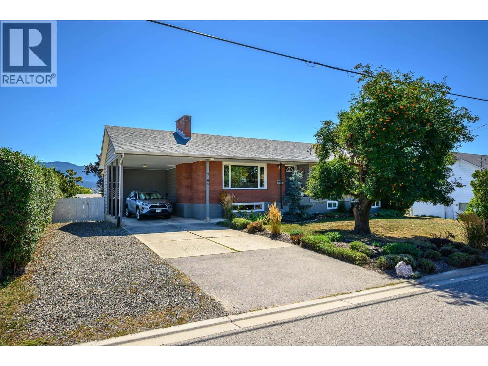 2104 25 Avenue — Vernon, British Columbia - Photo 4 of 36