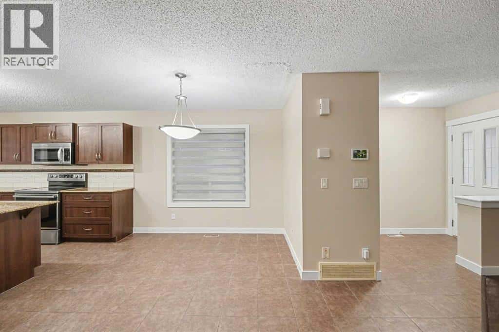 14 Skyview Point Link NE — Calgary, Alberta - Photo 4 of 40