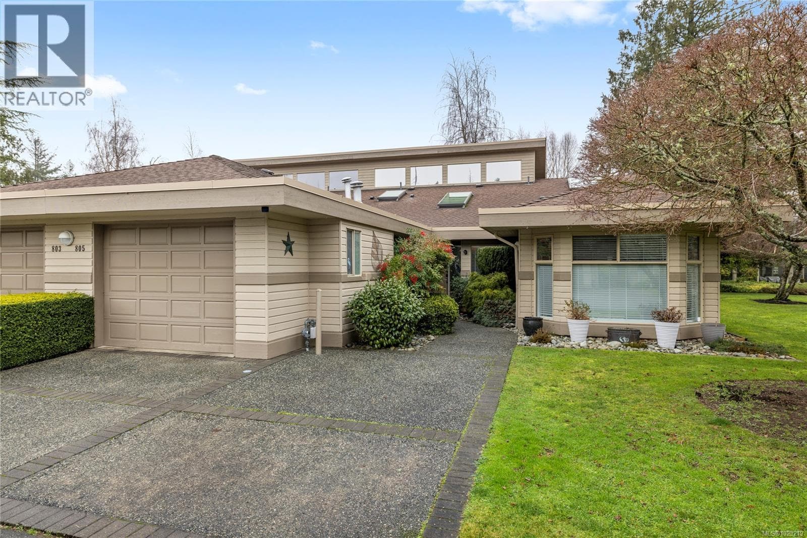 805 Lakes Blvd — French Creek, British Columbia - Main photo