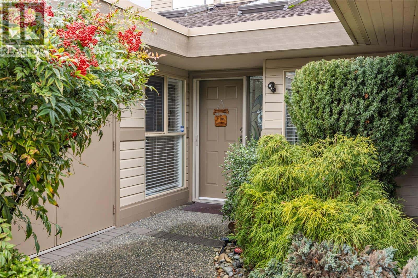 805 Lakes Blvd — French Creek, British Columbia - Photo 3 of 52