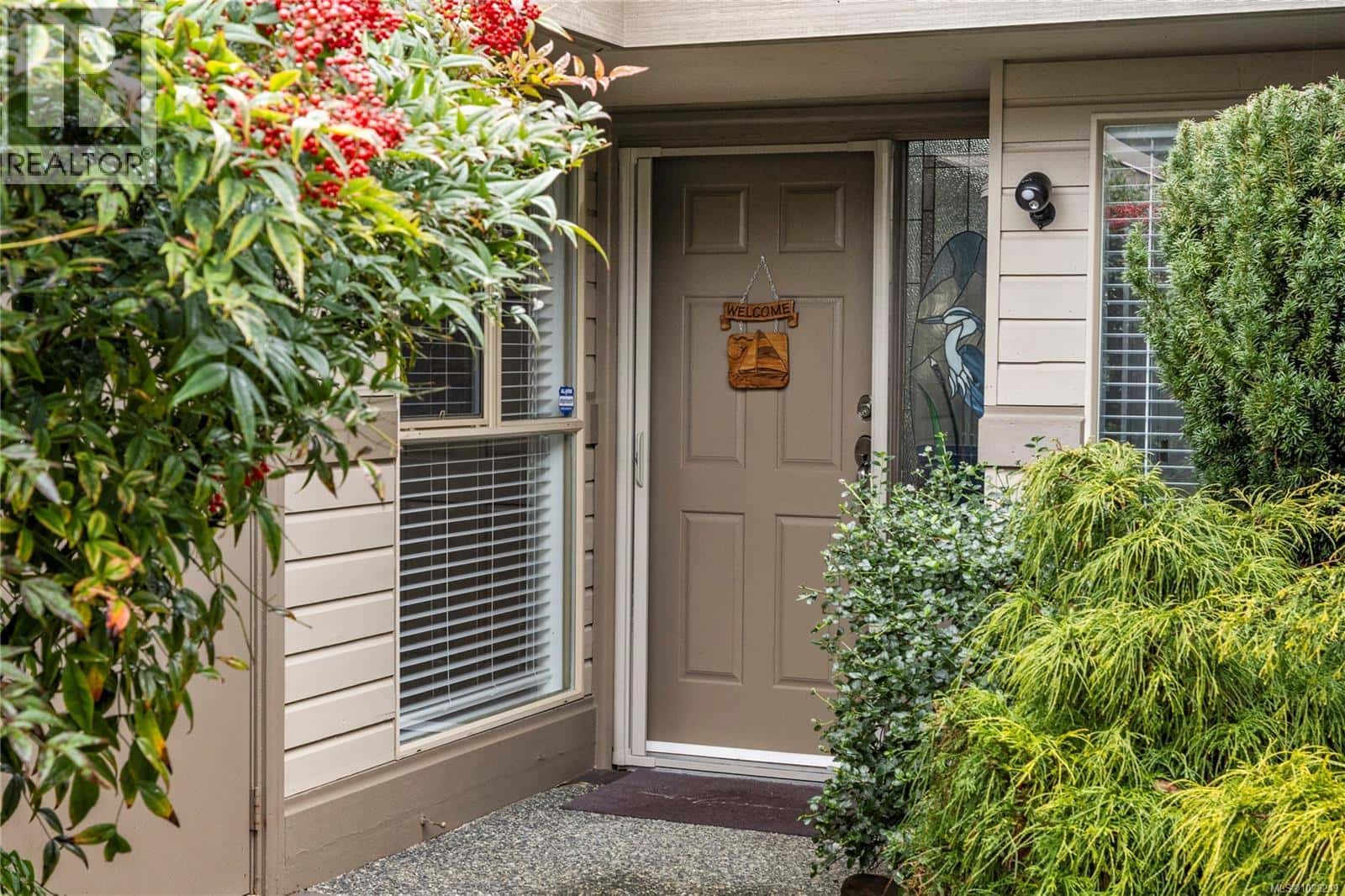 805 Lakes Blvd — French Creek, British Columbia - Photo 4 of 52