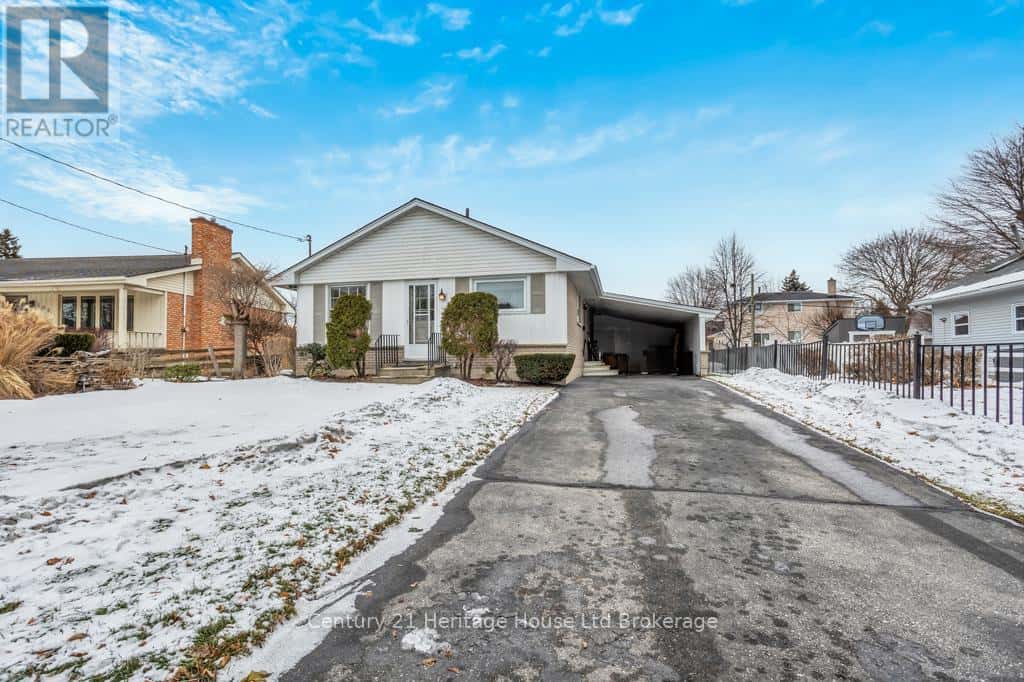 109 LYNDALE CRESCENT — Woodstock (Woodstock - North), Ontario - Photo 2 of 24