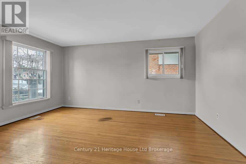 109 LYNDALE CRESCENT — Woodstock (Woodstock - North), Ontario - Photo 4 of 24