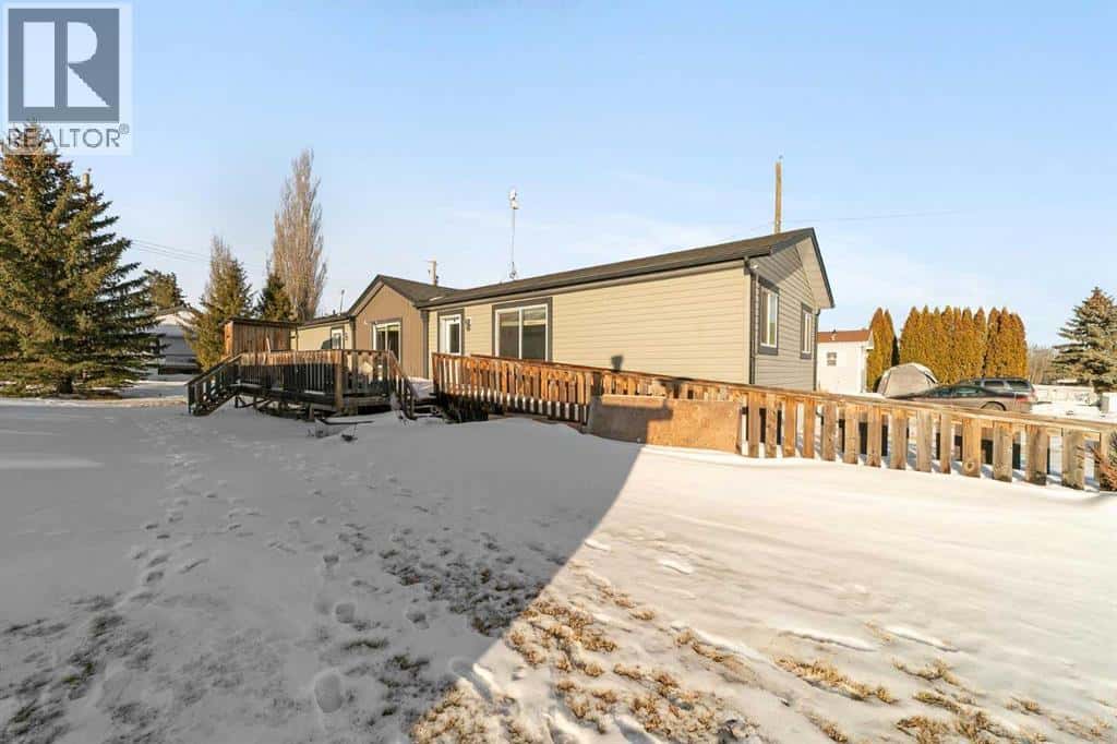 213 Percy Street — Bittern Lake, Alberta - Photo 4 of 29
