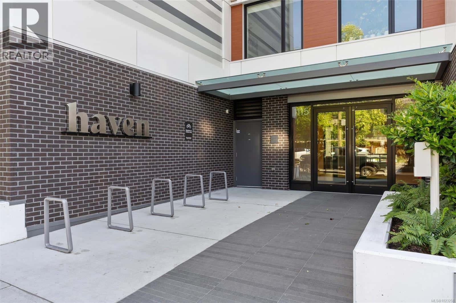 217 1115 Johnson St — Victoria, British Columbia - Photo 2 of 41