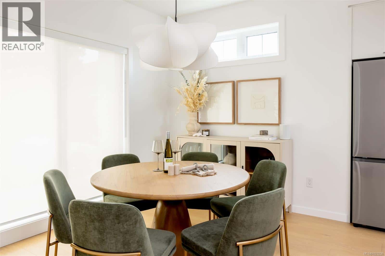 TH9 3450 Whittier Ave — Saanich, British Columbia - Photo 3 of 16