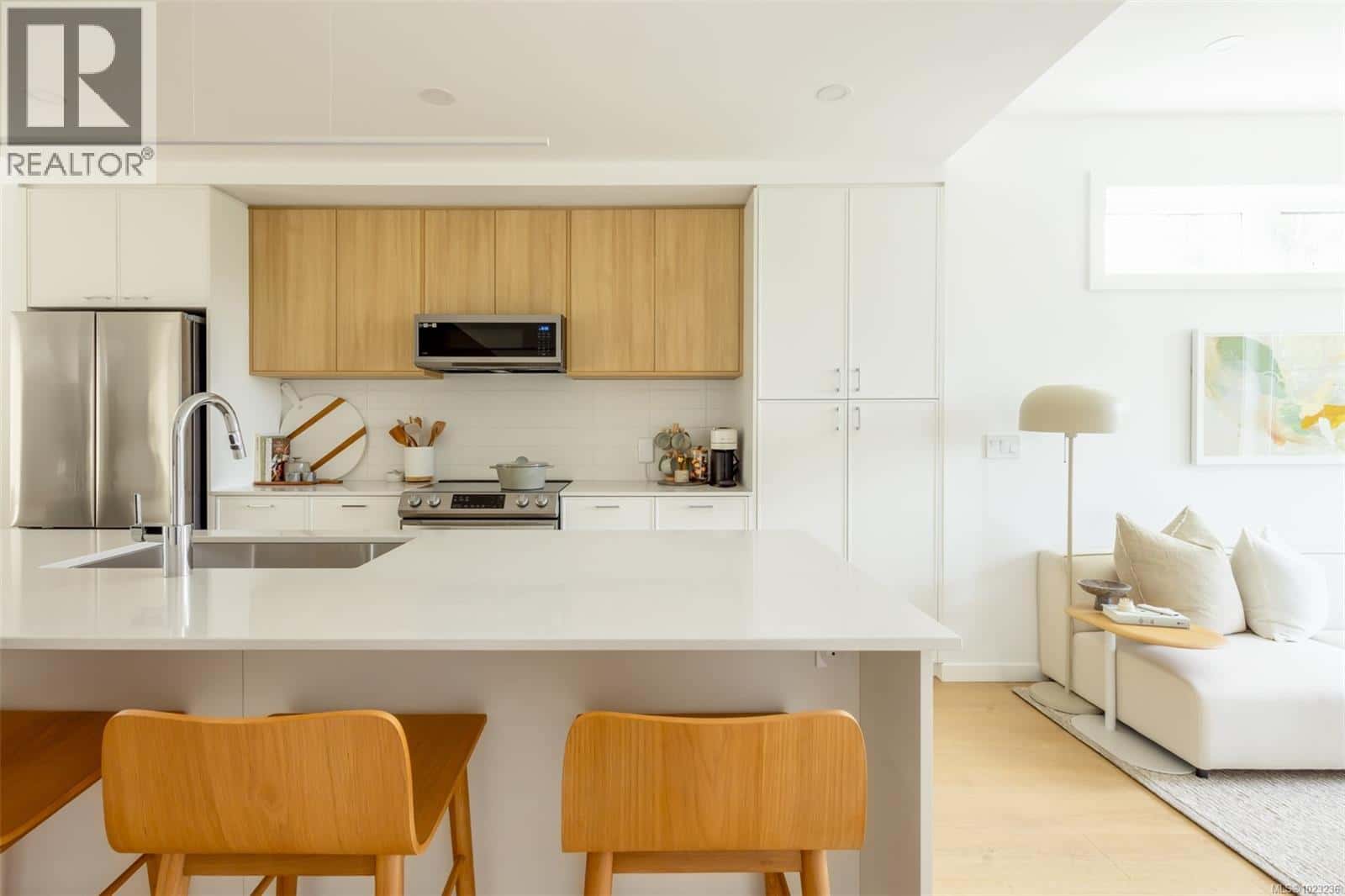 TH9 3450 Whittier Ave — Saanich, British Columbia - Photo 2 of 16