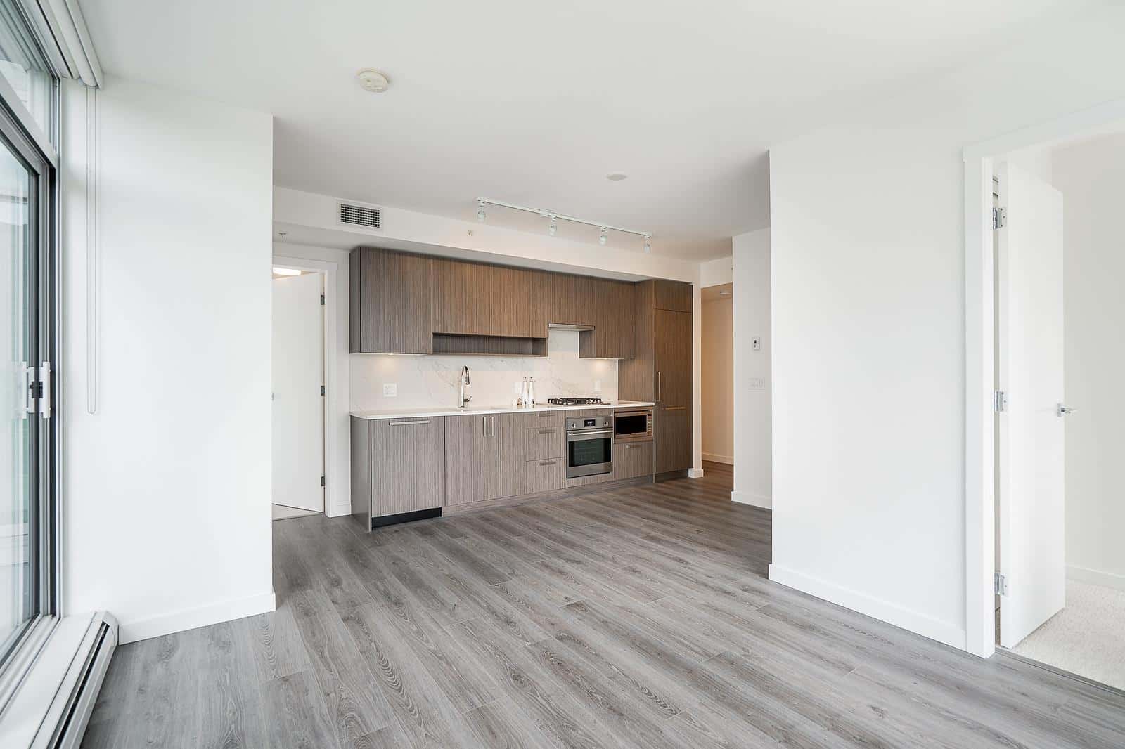 717 13350 CENTRAL AVENUE — Surrey, British Columbia - Photo 5 of 37