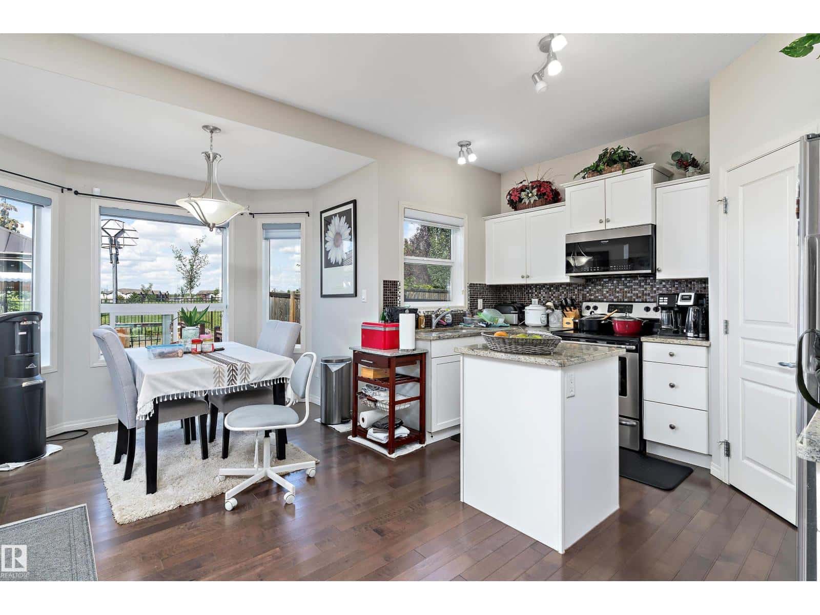 6934 19A AV SW — Edmonton, Alberta - Photo 4 of 30