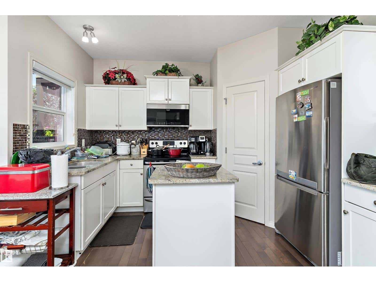 6934 19A AV SW — Edmonton, Alberta - Photo 5 of 30