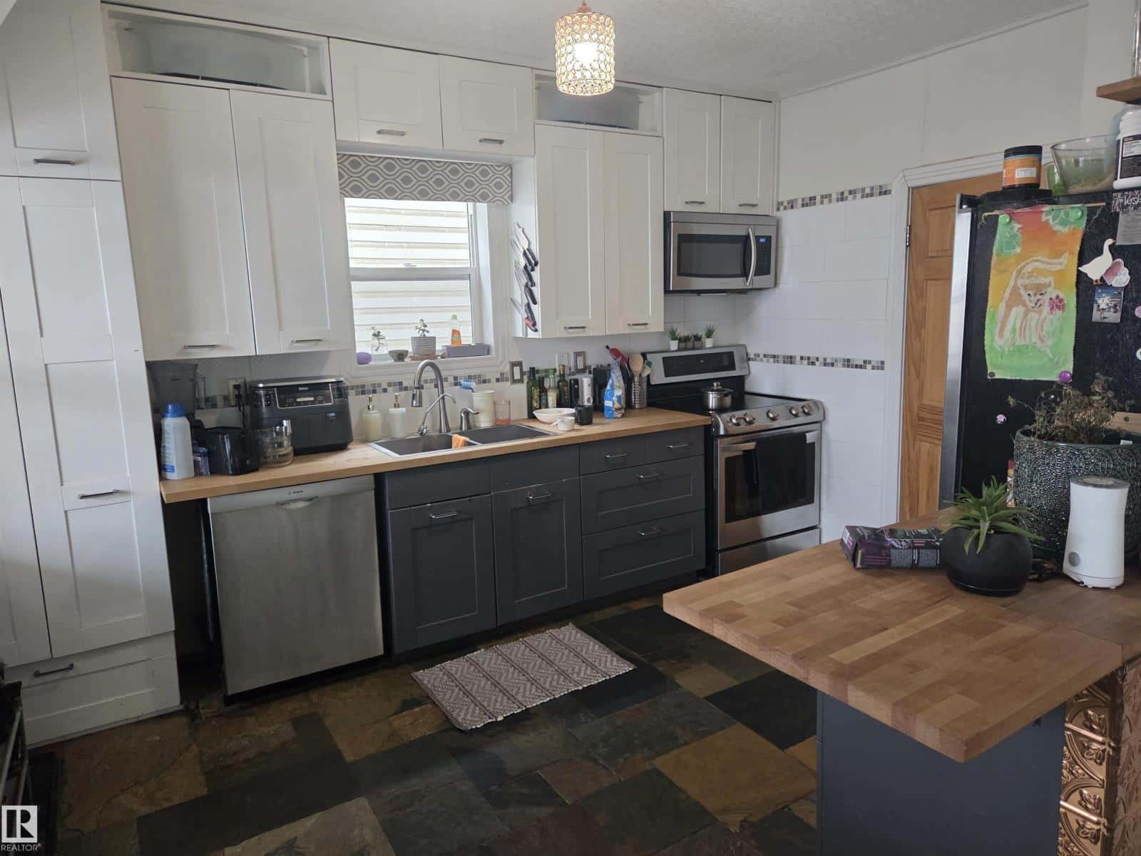 11406 96 ST NW — Edmonton, Alberta - Photo 3 of 19