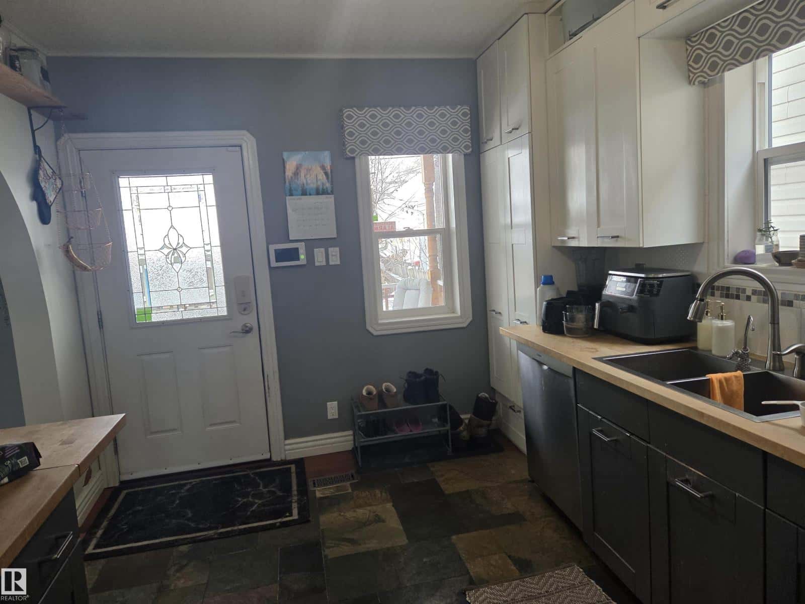 11406 96 ST NW — Edmonton, Alberta - Photo 5 of 19